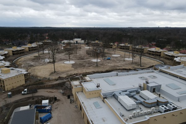 Safari Resort Beekse Bergen, Centrumgebouw en 120 appartementen