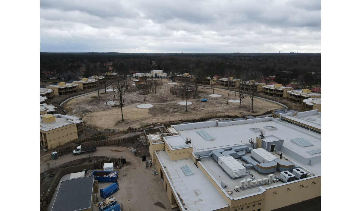 Safari Resort Beekse Bergen, Centrumgebouw en 120 appartementen