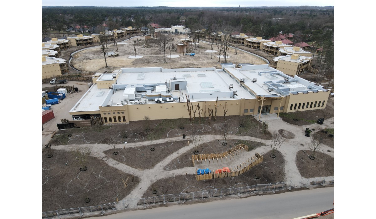 Safari Resort Beekse Bergen, Centrumgebouw en 120 appartementen